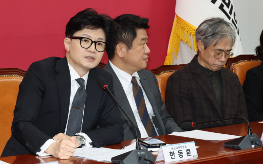 한동훈 국민의힘 비상대책위원장이 22일 국회에서 비대위 회의를 하고 있다. 한 위원장은 이날 출근길에서 기자들의 대통령실 사퇴 요구에 대한 질문에 &quot;제 임기는 총선 이후까지 이어지는 것으로 안다&quot;고 말했다. 연합뉴스