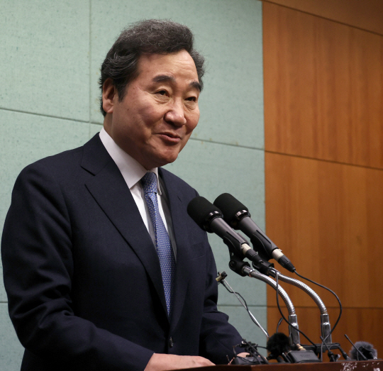 이낙연 새로운미래 인재위원장이 21일 전북도의회에서 기자회견을 하고 있다. 연합뉴스