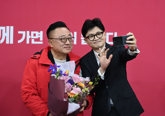 한동훈 국민의힘 비상대책위원장이 22일 오전 서울 여의도 국회에서 열린 국민인재 영입 환영식에 참석해 고동진 전 삼성전자 사장 겸 IM부문장의 입당을 환영하며 셀카를 찍고 있다.  박윤슬 기자