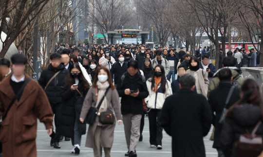 지난 2일 서울 여의도역 인근에서 직장인들이 출근하고 있다. 뉴시스