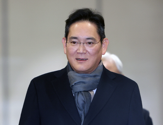이재용 삼성전자 회장이 네덜란드 출장을 마치고 지난달 15일 김포공항을 통해 귀국하고 있다. 연합뉴스