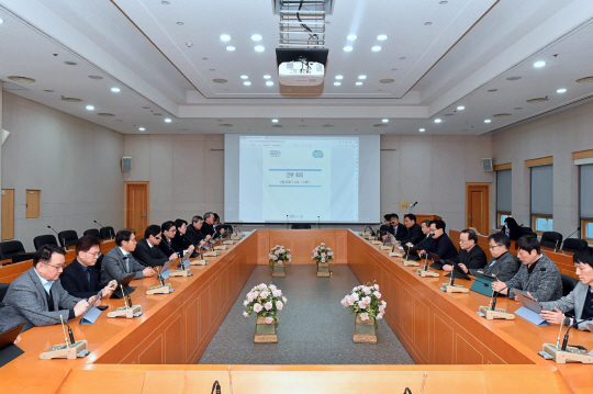 경기도 공공기관 최초로 종이 없는 행정에 돌입한 경기도경제과학진흥원(경과원) 임직원들이 회의 중 종이 유인물 대신 태블릿PC에 배포된 자료를 살펴보고 있다. 경과원 제공