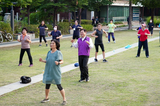 동대문구 용두근린공원에서 운동하는 주민들. 동대문구청 제공
