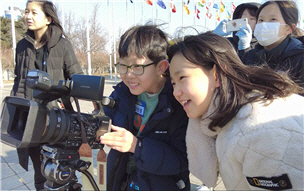 ‘2024 송파어린이방송아카데미’프로그램에 참가한 어린이들이 촬영실습을 하고 있다. 송파구청 제공