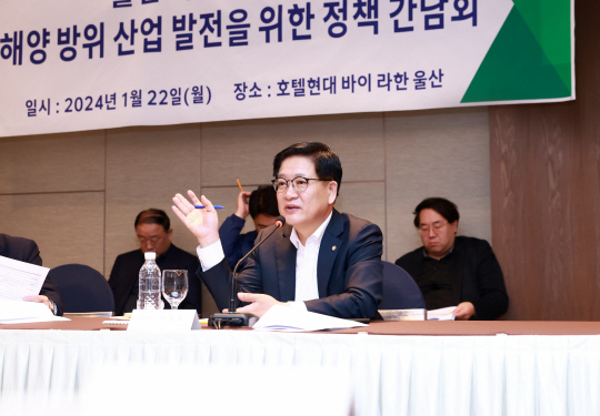 권명호 의원이 22일 호텔현대 바이 라한 울산에서 HD현대중공업이 개최한 ‘해양 방위산업 발전을 위한 정책간담회’에서 함정분야 수출 확대 방안에 대해 질의하고 있다. HD현대중공업 제공