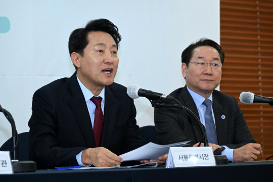오세훈(왼쪽) 서울시장이 22일 오후 서울 중구 프레스센터에서 열린 기후동행카드·K-패스·The 경기패스·l-패스 등 대중교통 정기권에 관한 국토부·수도권 지자체 합동 기자설명회에서 발언하고 있다. 오른쪽은 유정복 인천시장. 뉴시스