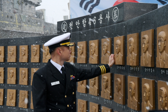 22일 경기 평택 해군2함대사령부 천안함 46용사 추모비에서 피격 천안함 참전용사 출신으로 새 천안함 함장에 부임한  박연수 중령이 천안함 46용사 부조상을 둘러보고 있다. 해군 제공