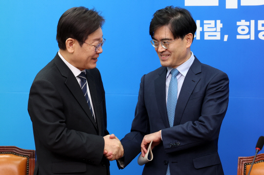 이재명(왼쪽) 더불어민주당 대표가 22일 오전 서울 여의도 국회에서 열린 제9차 인재영입식에서 영입인재인 공영운 전 현대자동차 사장과 인사하고 있다. 뉴시스