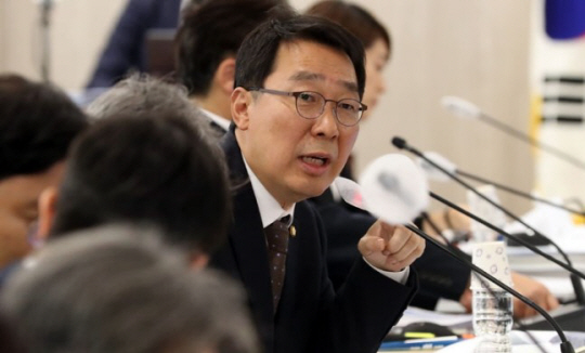 윤영찬 더불어민주당 의원이 지난해 10월 세종시 정부세종청사에서 열린 국회 과학기술정보방송통신위원회의 과학기술정보통신부에 대한 국정감사에서 질의하고 있다. 뉴시스