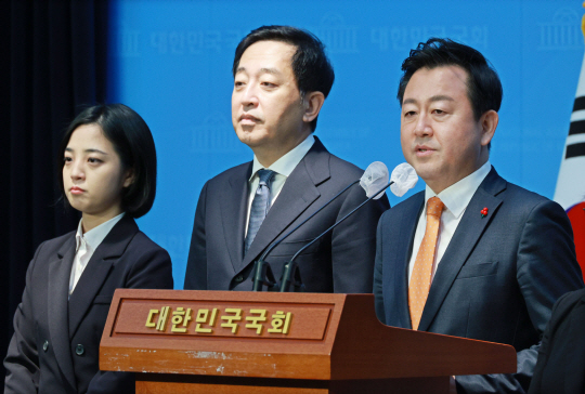 김용남(오른쪽) 개혁신당 정책위의장이 22일 오전 국회 소통관에서 검찰 개혁 관련 정책을 발표하고 있다. 연합뉴스