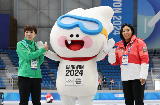 이상화(오른쪽) 2024 강원동계청소년올림픽 공동 조직위원장과 일본의 고다이라 나오(왼쪽)가 22일 강릉 스피드스케이팅 경기장에서 대회 마스코트 뭉초와 기념사진을 찍고 있다. 뉴시스