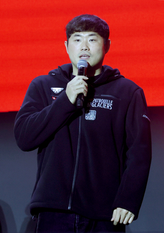 SSG 포수 이지영이 21일 인천 연수구 송도컨벤시아에서 열린 2024 SSG랜더스 팬 페스티벌‘에서 인사말을 하고 있다.  SSG 제공