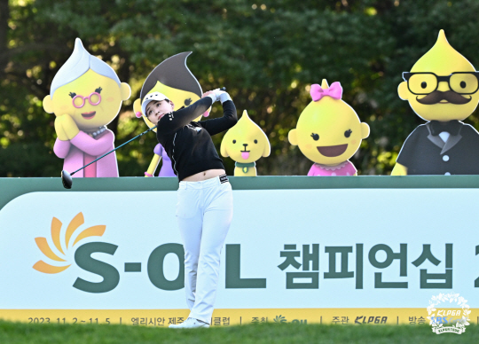 지난해 11월 2일 제주 엘리시안제주CC에서 열린 S-OIL 챔피언십 2023에서 이제영이 티샷을 하고 있다.KLPGT 제공
