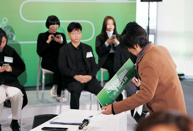 22일 오전 윤석열 대통령이 불참한 서울 동대문구 한국콘텐츠진흥원 민생토론회에서 행사관계자가 자리를 정리하고 있다. 이날 대통령실은 “윤 대통령이 감기 증세로 행사에 불참하게 됐다”고 공지를 통해 알렸다.  연합뉴스