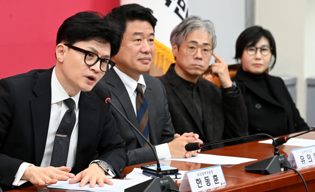 22일 오전 서울 여의도 국회에서 열린 국민의힘 비상대책위원회 회의에서 한동훈(왼쪽) 비대위원장이 모두발언을 하고 있다. 왼쪽부터 한 위원장, 유의동 정책위의장, 김경율·장서정 비대위원.  곽성호 기자