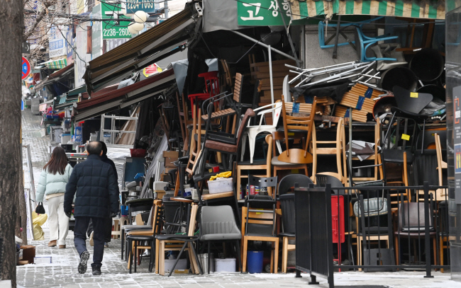 22일 오전 서울 중구 황학동의 한 중고주방기구 판매점에 식당용 중고 의자와 가구가 가득 쌓여 있다.  김동훈 기자