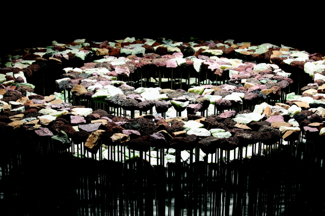 Fiat Lux, 빛의 생성과 확산의 형상을 통해 희망이 끝없이 퍼지길 염원한다. 가변설치, 1000 stones, 2016. 크라운해태 제공