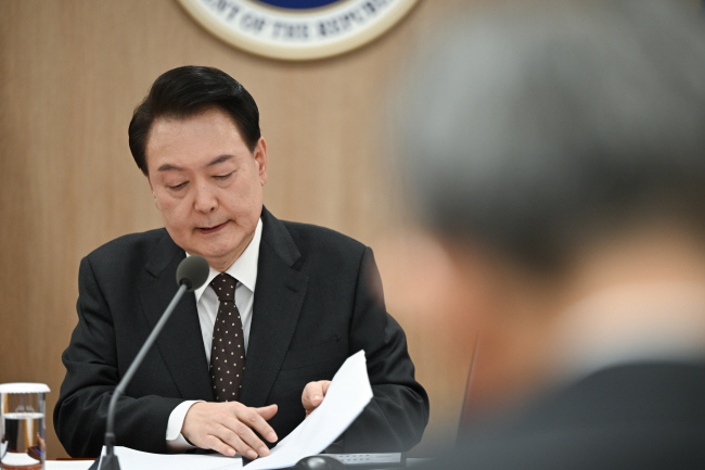 윤석열 대통령이 16일 서울 용산 대통령실 청사에서 열린 국무회의를 주재하면서 법정부담금 재검토 및 중대재해법 유예와 관련된 보고서류를 보고 있다. 뉴시스