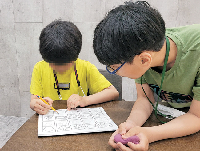 부산 북구장애인종합복지관의 발달지연 및 장애 아동 가족 지원 프로그램 ‘초록상담소’에 참여한 전문가가 지난해 4월 해당 아동 가정을 방문해 맞춤형 솔루션을 제공하고 있다. 초록우산 제공