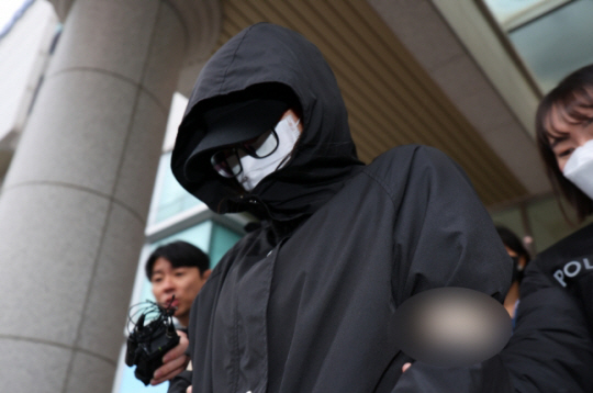 아들 둘을 살해한 30대 친모가 검찰에 송치되고 있다. 연합뉴스