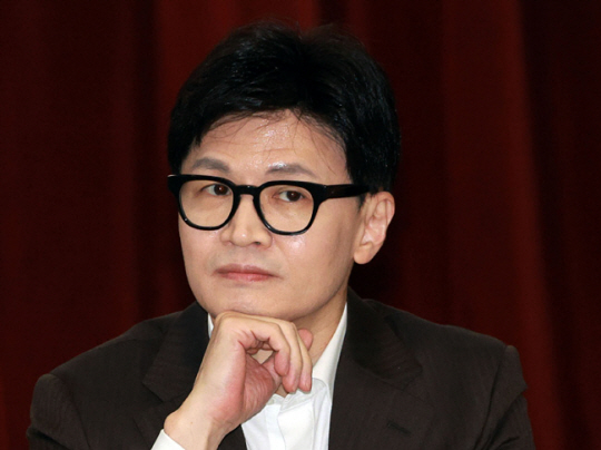 한동훈 국민의힘 비상대책위원장이 24일 서울 숭실대학교 한경직기념관에서 ‘함께하는 대학생의 미래’를 주제로 열린 대학생 현장간담회에서 잠시 생각에 잠겨있다. 연합뉴스