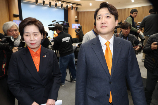 개혁신당 이준석 대표와 한국의희망 양향자 대표가 24일 국회에서 합당 발표 기자회견을 마치고 이동하고 있다. 연합뉴스