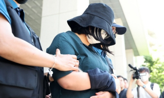 검찰로 송치되는 정유정. 연합뉴스