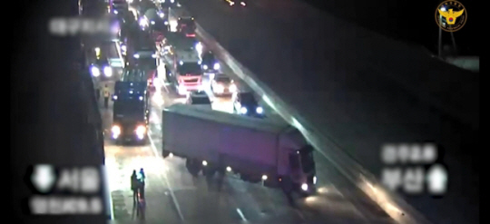 역주행 막으려는 대형 화물트럭. 경북경찰청 제공