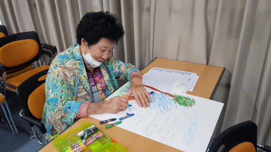 3년간 성인문해교실에 출석해 초등학교 학력을 인정받은 경남 거창군 이근순(94) 할머니. 경남도교육청 제공