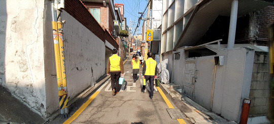 서울 관악구의 동 주민센터 직원들이 시민의 신고로 발굴된 위기가구 상담을 위해 직접 가구를 방문하고 있다.   관악구청 제공