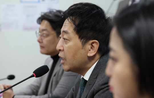 금태섭(가운데) 새로운선택 공동대표가 지난 17일 오전 서울 여의도 국회에서 열린 새로운선택 신년 기자간담회에서 발언을 하고 있다. 뉴시스