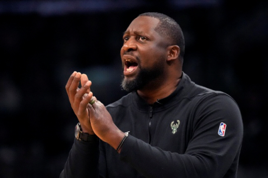 NBA 밀워키 벅스가 24일(한국시간) 애드리언 그리핀 감독과 전격 결별했다. AP뉴시스