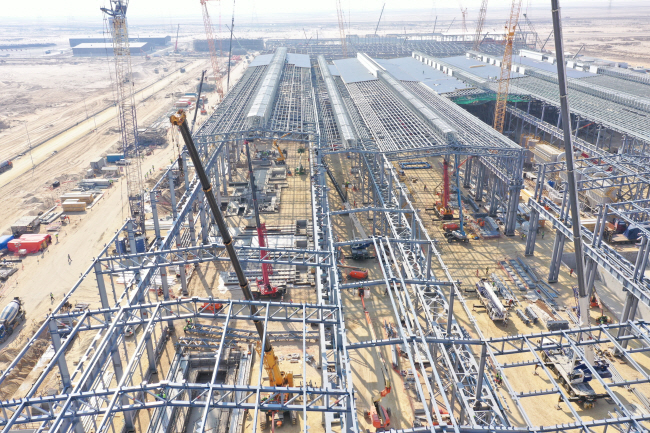 사우디아라비아 동부 주바일 인근 킹살만 조선산업단지에 지어지고 있는 두산에너빌리티의 투와이크 주·단조 공장의 모습. 내년 1월 준공을 앞두고 기본 골격을 갖춘 투와이크 공장이 거대한 위용을 뽐내고 있다.