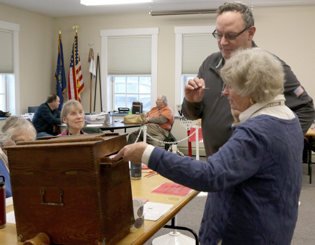 23일 미국 공화당 대선 프라이머리가 열린 뉴햄프셔주 피어몬트의 한 투표소에서 1889년에 만들어진 투표함이 사용되고 있다.  EPA 연합뉴스