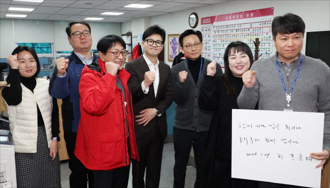 한동훈(가운데) 국민의힘 비상대책위원장이 24일 오전 국회의원회관에서 당 사무처 직원들과 인사를 나눈 뒤 기념촬영을 하고 있다. 박윤슬 기자