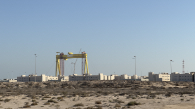 사우디아라비아 동부 주바일 인근 킹살만 조선산업단지의 IMI 건설 부지에서 골리앗크레인 설치 작업이 진행 중이다.  HD현대 제공