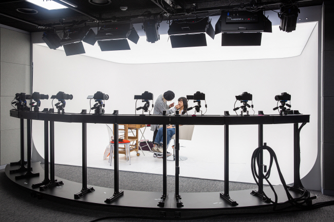 서울사이버대 학생이 실감형 콘텐츠 제작 시스템(VX·Virtual eXperience)이 구축된 ‘아트 테크 스튜디오’에서 메이크업 상태를 점검하고 있는 모습.  서울사이버대 제공