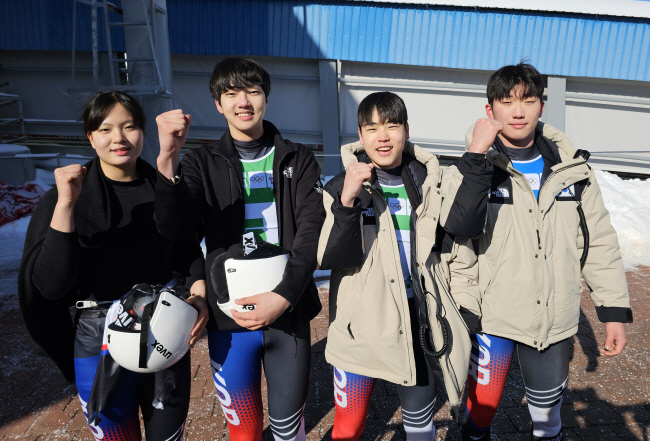루지 팀 계주 경기에서 4위로 선전한 대표팀의 김소윤(왼쪽부터), 김하윤, 배재성, 김보근. 연합뉴스
