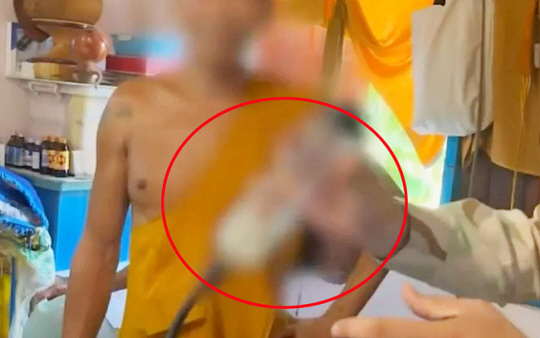 태국의 타위 스님이 자신의 숙소에서 발견된 음경확대 펌프에 대해 변명하고 있다. 더 타이거 보도화면 캡처