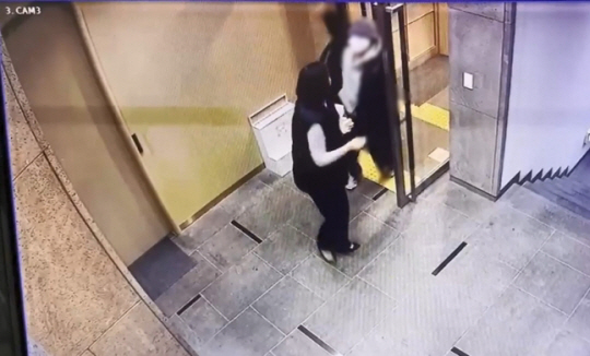 배현진 국민의힘 의원이 25일 오후 서울 강남구 신사동의 한 건물에서 괴한에게 습격 당하는 장면이 담긴 CCTV 화면을 배 의원실이 공개했다. 배현진 의원 측 제공