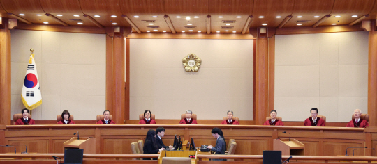 헌법재판관들이 25일 사건 선고를 위해 서울 종로구 헌법재판소 대심판정에 착석해있다. 연합뉴스