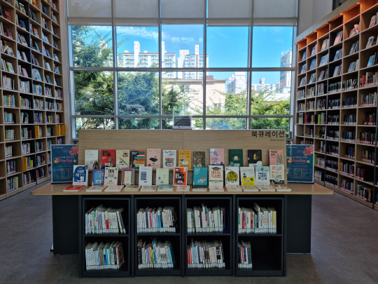 경기 용인시 수지구 풍덕천동 수지도서관 열람실에 다양한 책이 보관돼있다. 시는 올해 공공도서관 장서를 15만 권 늘리기로 했다. 용인시청 제공