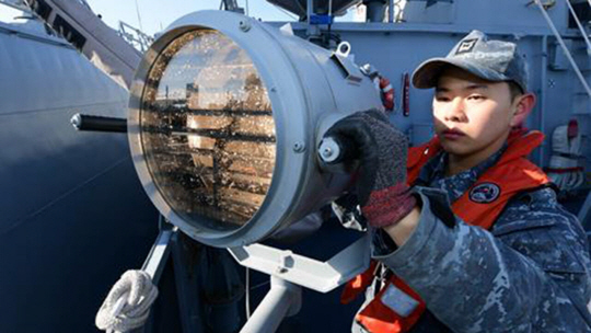 경계부대 군인의 시간외근무(OT) 수당 한도가 상향된다. 사진은 경계부대 근무 초급간부인 해군 1함대사령부 임병래함 소속 조타사 이주경 하사가 발광 신호를 보내고 있는 모습. 국방부 제공