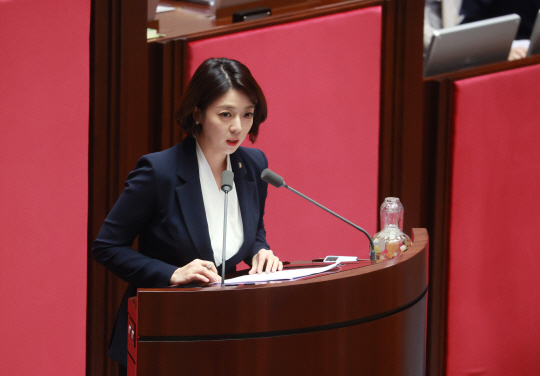 국회 본회의장에서 발언하는 배현진 국민의힘 의원. 배현진 의원실 제공.
