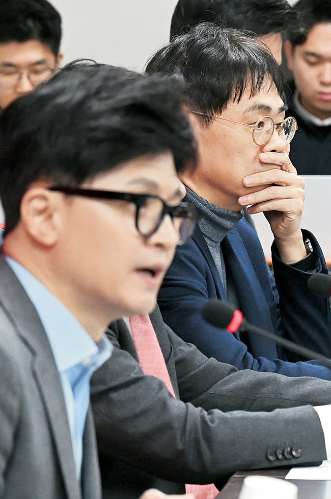 김경율(오른쪽) 국민의힘 비상대책위원이 25일 오전 서울 여의도 국민의힘 중앙당사에서 열린 비대위회의에 참석해 한동훈 위원장의 발언을 들으며 생각에 잠겨 있다. 박윤슬 기자