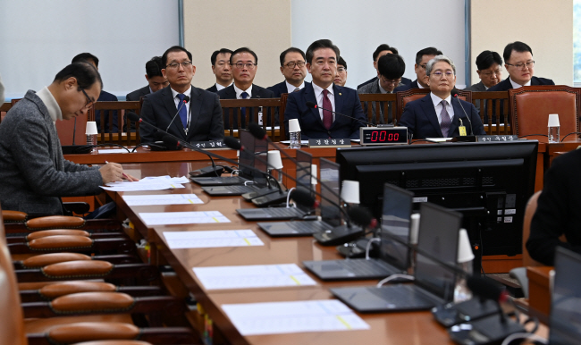 25일 오전 국회에서 열린 행정안전위원회 전체회의가 여당 의원들이 불참한 채 야당 단독으로 진행되고 있다. 앞줄 오른쪽부터 우철문 부산지방경찰청장, 윤희근 경찰청장, 김혁수 국무조정실 대테러센터장.  곽성호 기자