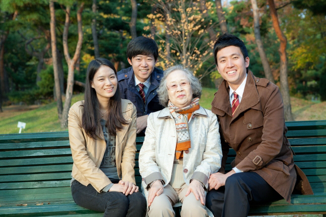 노점상을 해서 모은 전 재산 51억 원을 충북대에 기부하고 지난 19일 세상을 떠난 고 신언임(가운데) 여사가 지난 2011년 충북대 학생들과 교정에 앉아 환하게 웃고 있는 모습. 충북대 제공