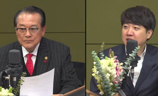 김호일(왼쪽) 대한노인회장과 이준석 개혁신당 대표가 26일 CBS라디오 ‘김현정의 뉴스쇼’에 나와 지하철 노인 무임승차 폐지와 관련해 토론을 벌이고 있다. ‘김현정의 뉴스쇼’ 유튜브 캡처