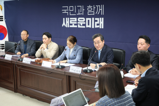 이낙연 새로운미래 인재영입위원장이 26일 서울 여의도 당사에서 열린 창당준비위원회의에서 발언하고 있다. 연합뉴스