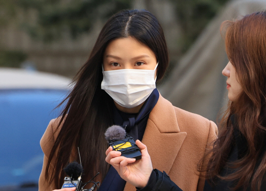 입시 비리 혐의로 불구속 기소된 조국 전 법무부 장관 딸 조민 씨가 26일 오전 서울중앙지방법원에서 열린 1심 2회 공판에 출석하고 있다. 연합뉴스